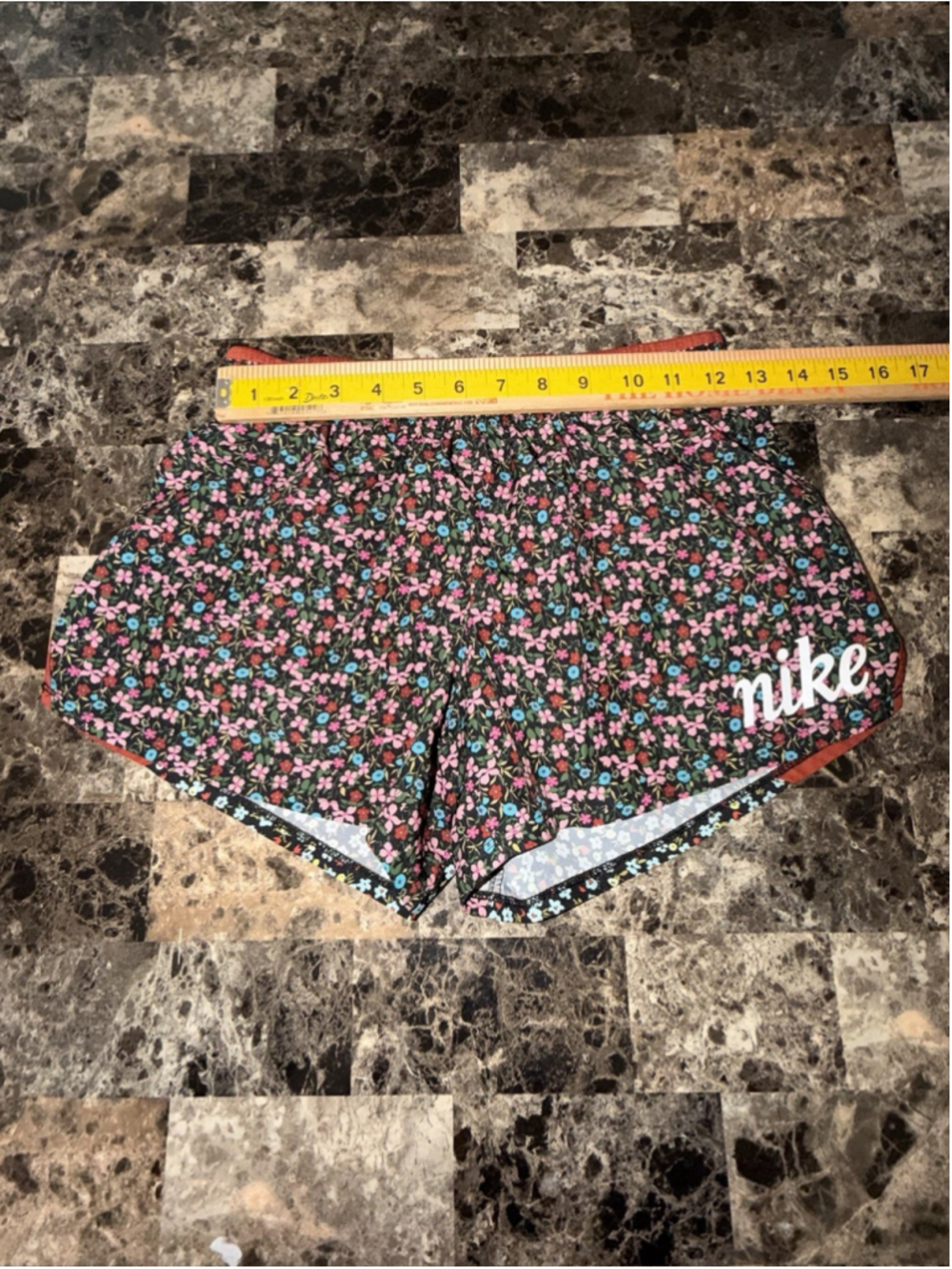 NIKE 10k WOMENS LINED SHORT 3.5” FLORAL SIZE SMALL - Picture 2 of 7